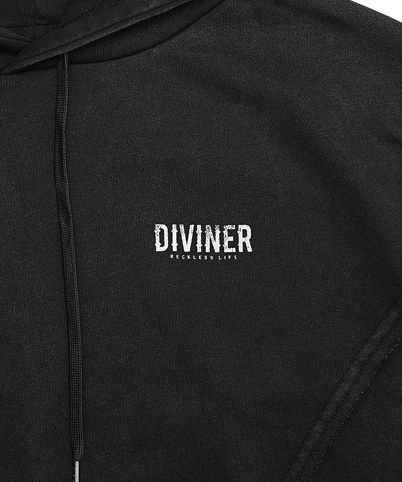 硫化染め特有の味わい深い生地の上に施された、胸元のDIVINERロゴプリント拡大カット。