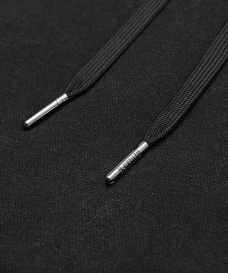 ブランドロゴが刻印された高級感のあるフード紐のメタルチップ（アグレット）ディテール。