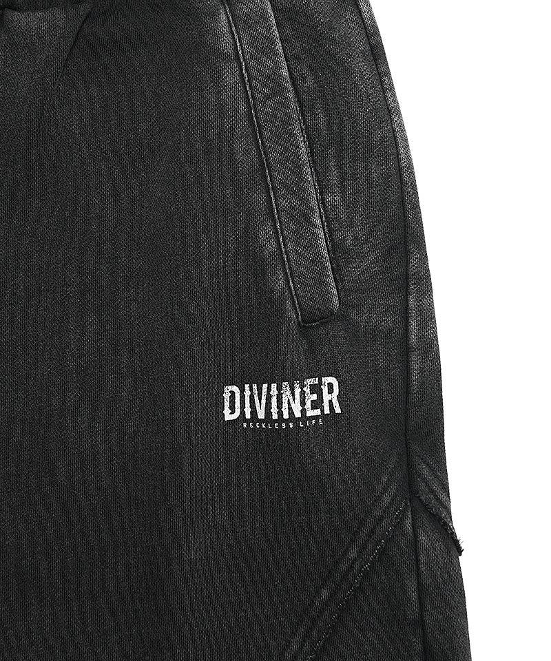 味わい深いスウェット生地の上に白で立体プリントされた、DIVINERブランドロゴ拡大カット。