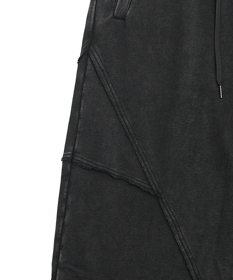 硫化染め特有のアタリ感と、切り替え部分のカットオフ風立体ステッチ詳細。