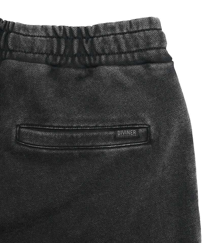 右後ポケット口にオリジナルピスタグを配置した、硫化染めスウェットパンツの腰回りディテール。