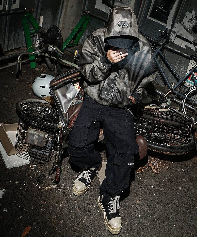 黒カーゴパンツと合わせた、ストリート感あふれるヴィンテージ調レザーフードジャケットコーデ。