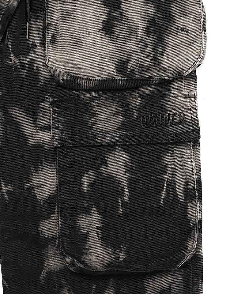フラップ部分に同色のブラック糸でさりげなくDIVINERロゴ刺繍が施された、左カーゴポケット拡大カット。